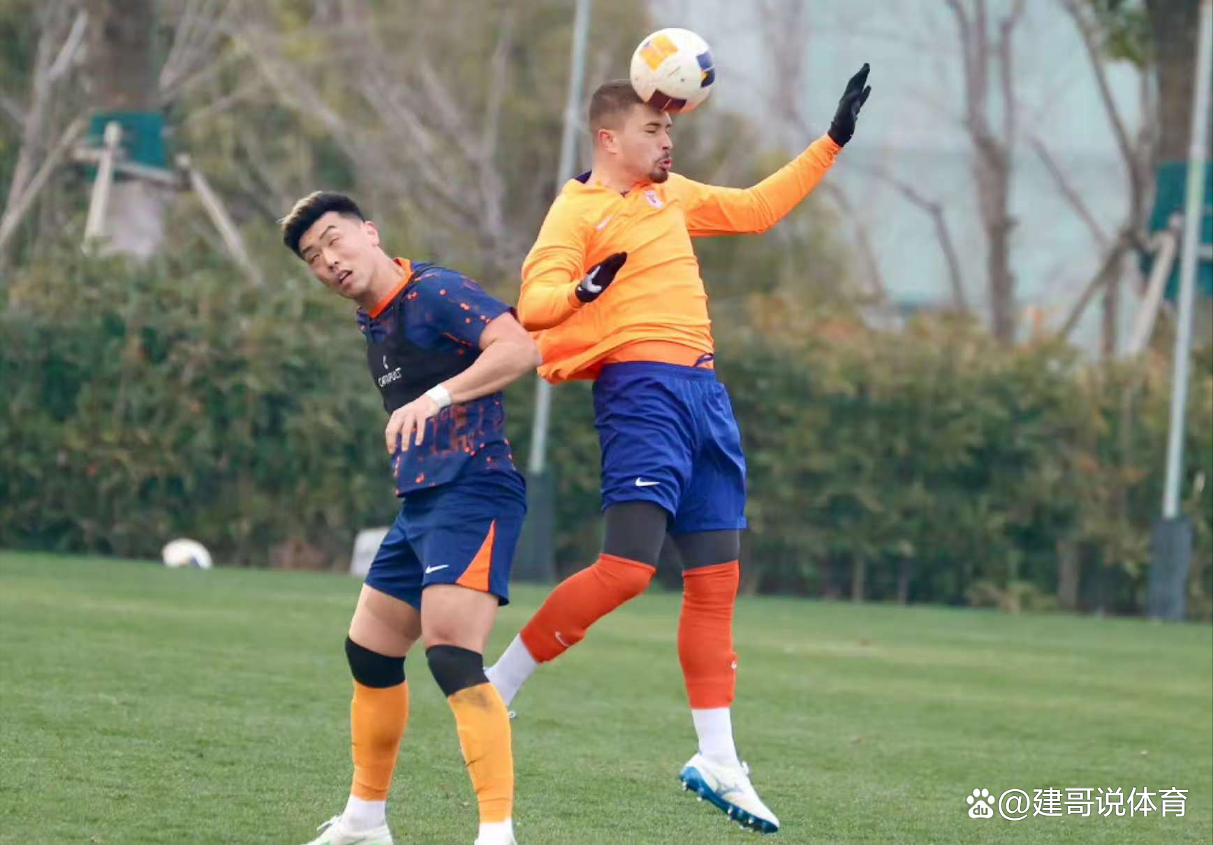 今晨山东泰山调整名单以备亚冠今晚北京首钢备战德甲，这操作让人直呼：塞维利亚远射贴柱备战NBA常规赛