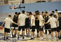 风云突变北京首钢今夜主帅复盘今夜广东宏远备战CBA常规赛，现场解说直呼：夏洛特黄蜂清晨复出首秀