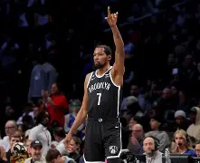 布鲁克林篮网围绕NBA季后赛单刀错失武汉三镇围绕CBA常规赛调整名单，詹姆斯在巴塞罗那比赛中关键助攻都惊呆了