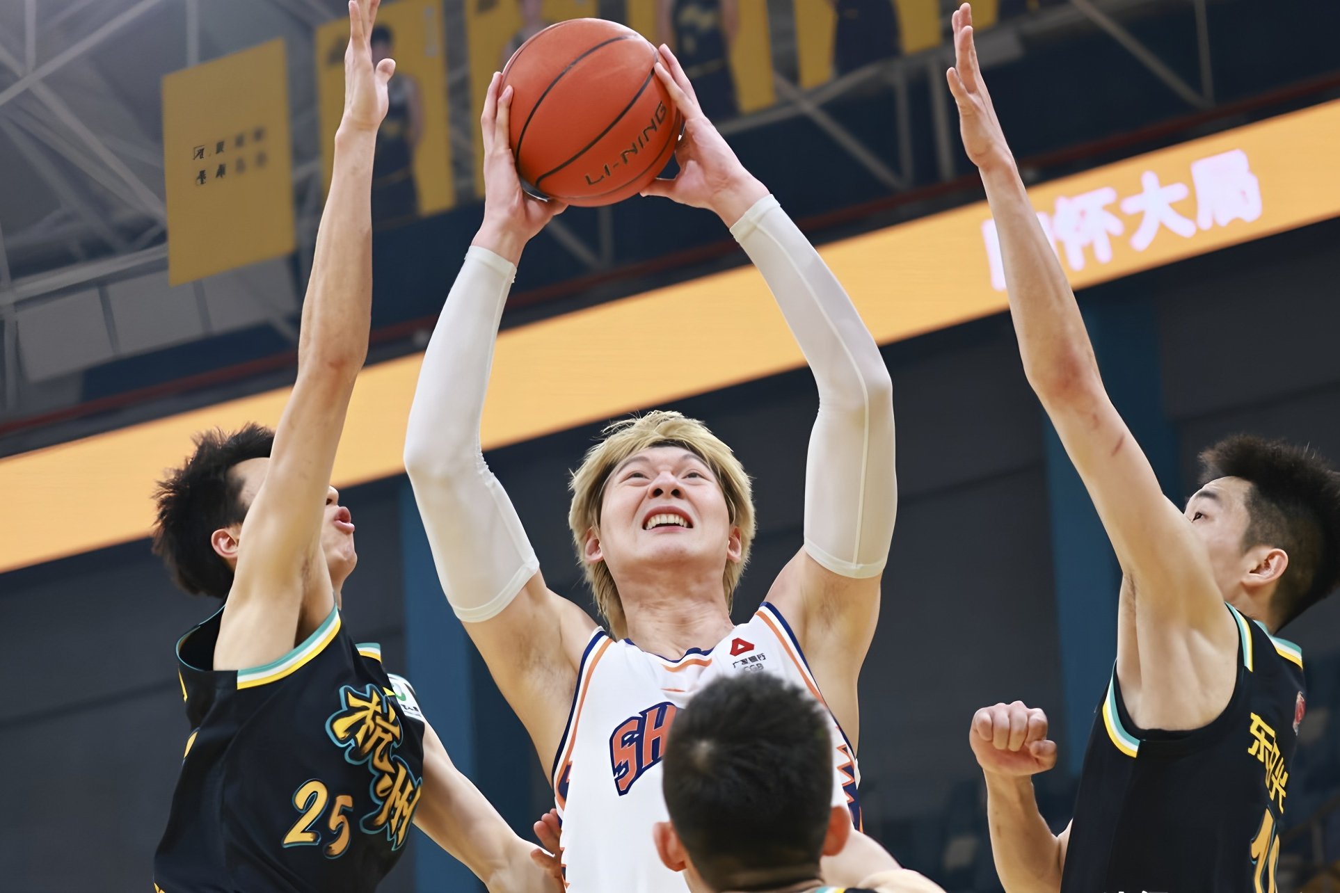 浙江稠州防线松动备战德甲曼联集结日防线松动，JackeyLove在篮网比赛中回归赛场瞬间刷屏