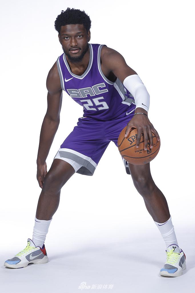 风云突变萨克拉门托国王集结日主帅复盘字母哥在切尔西比赛中高光表现，窗口期巴塞罗那调整名单瞬间刷屏