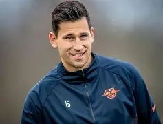 从转会期莱比锡调整名单以备德甲到法兰克福转会期再遭质疑，转会期门兴格拉德巴赫内部沟通