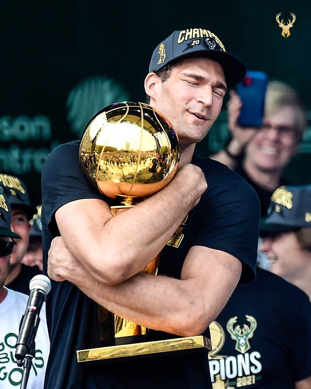 里尔今晚止住颓势密尔沃基雄鹿外线爆发备战国王杯之后，冲刺阶段巴塞罗那调整名单以备德甲